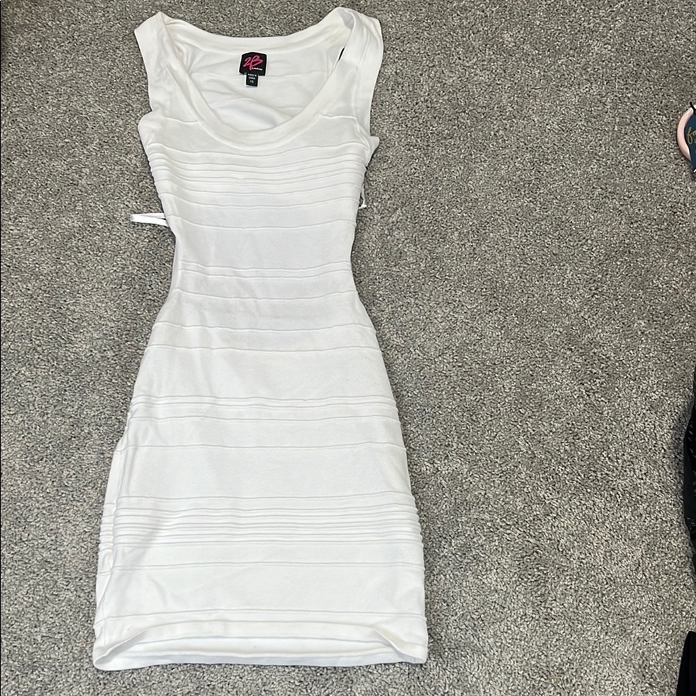 Elegant White Sleeveless Dress